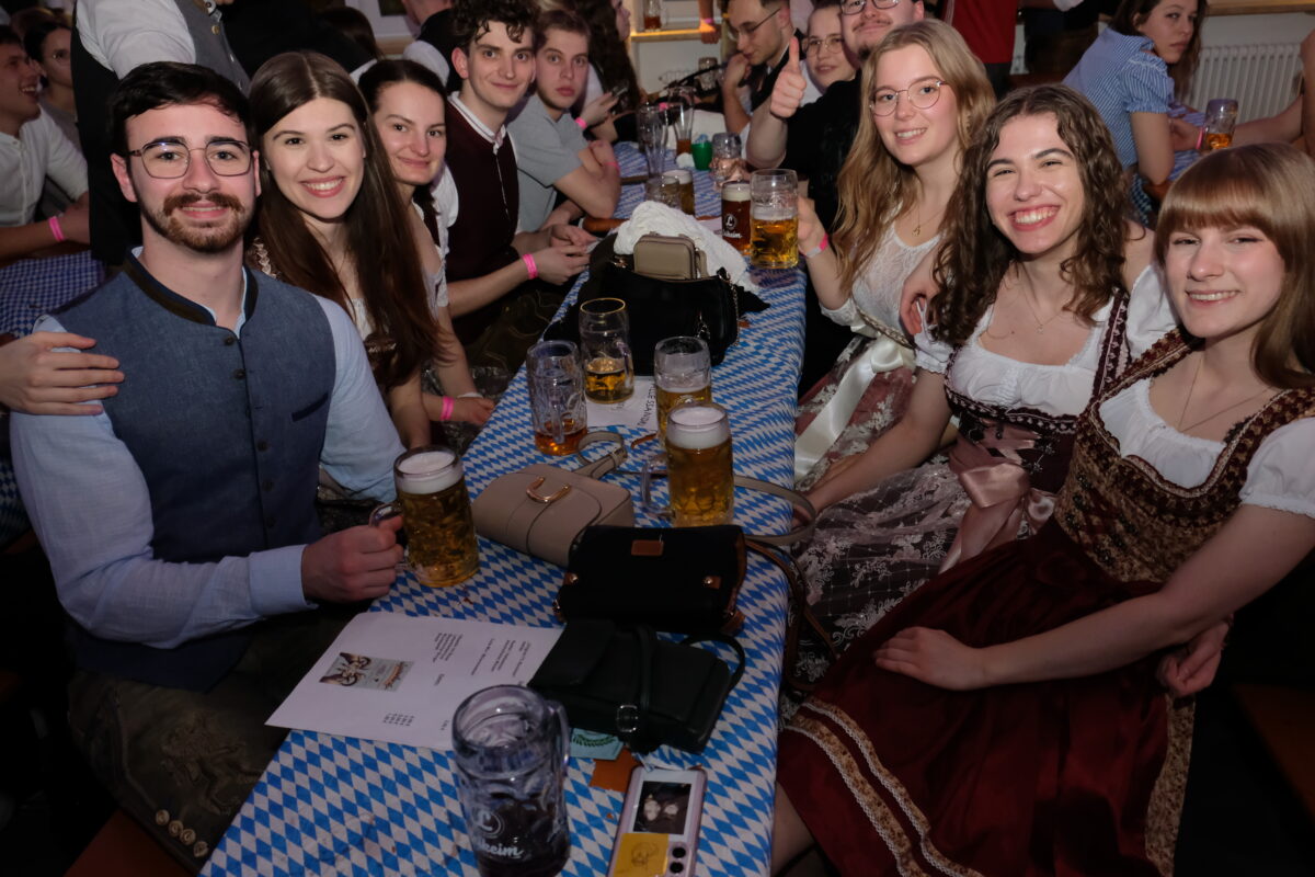 Feuchtfröhlicher Fastenauftakt beim Starkbierfest: "Spoinsad – des samma mia"