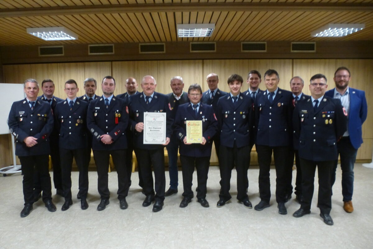 Feuerwehr Weiherhammer verjüngt Führungsteam und ehrt Buchmann