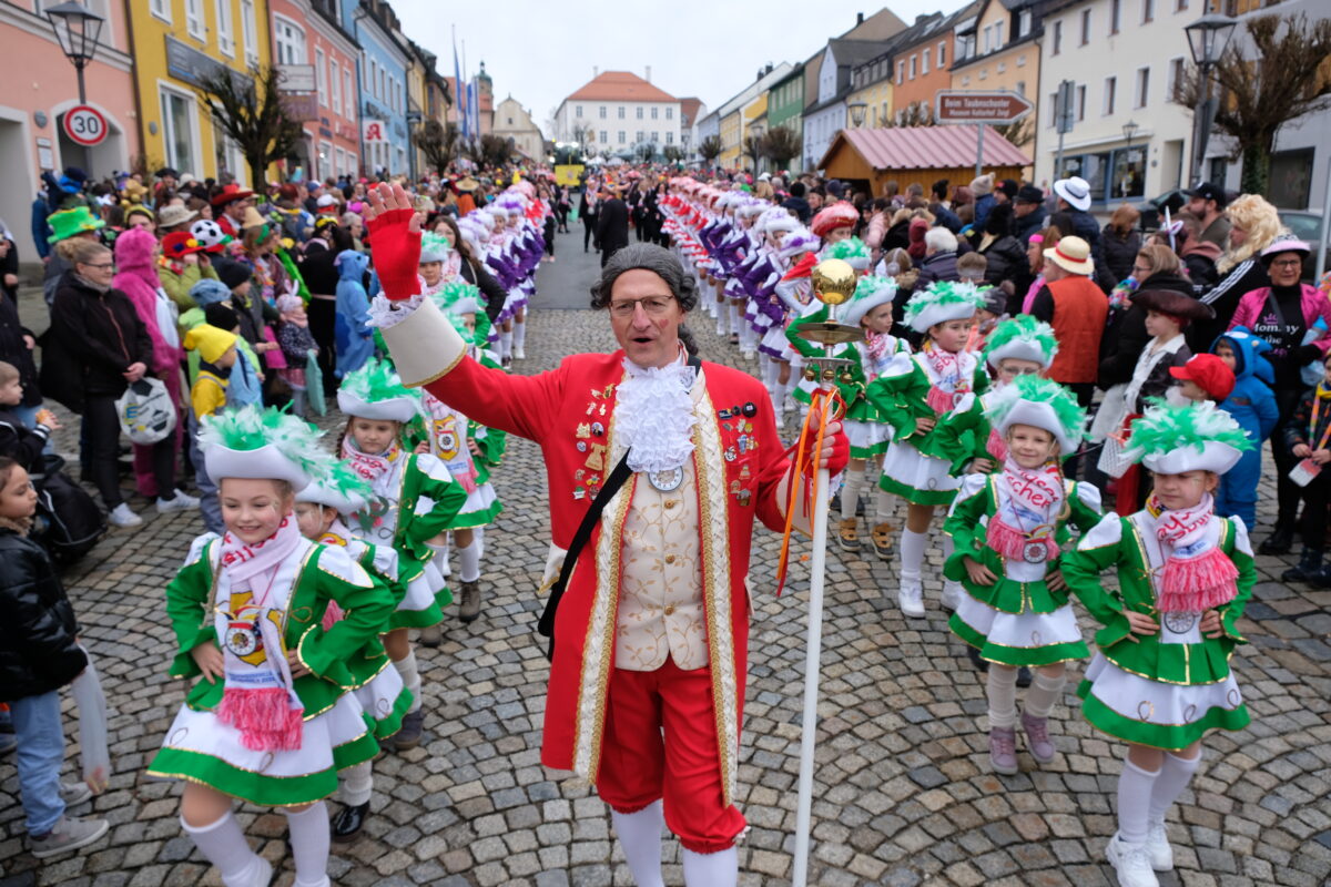 Gaudiwurm zieht mit über 50 Gruppen durch Eschenbach
