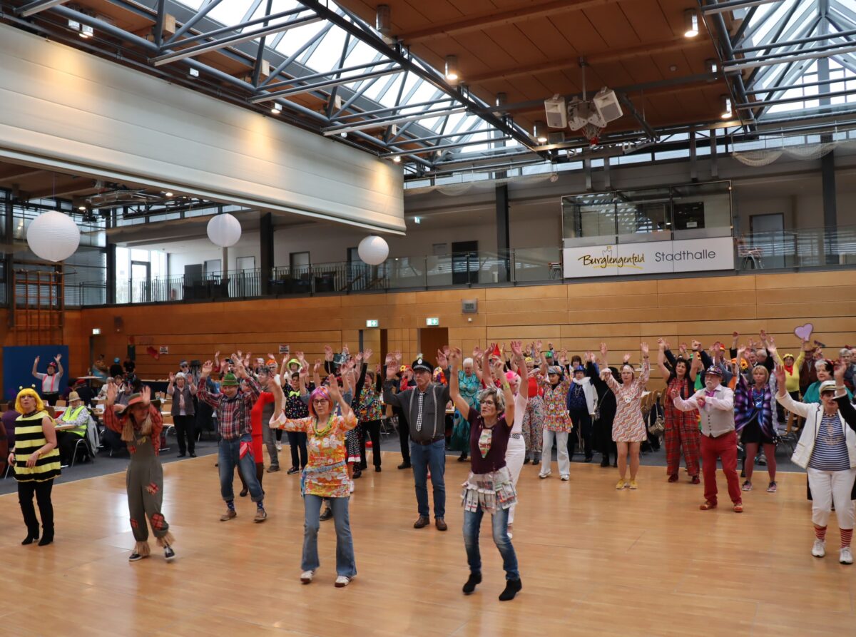 Gute Laune bei Seniorenball und Pyjamaparty in Burglengenfeld