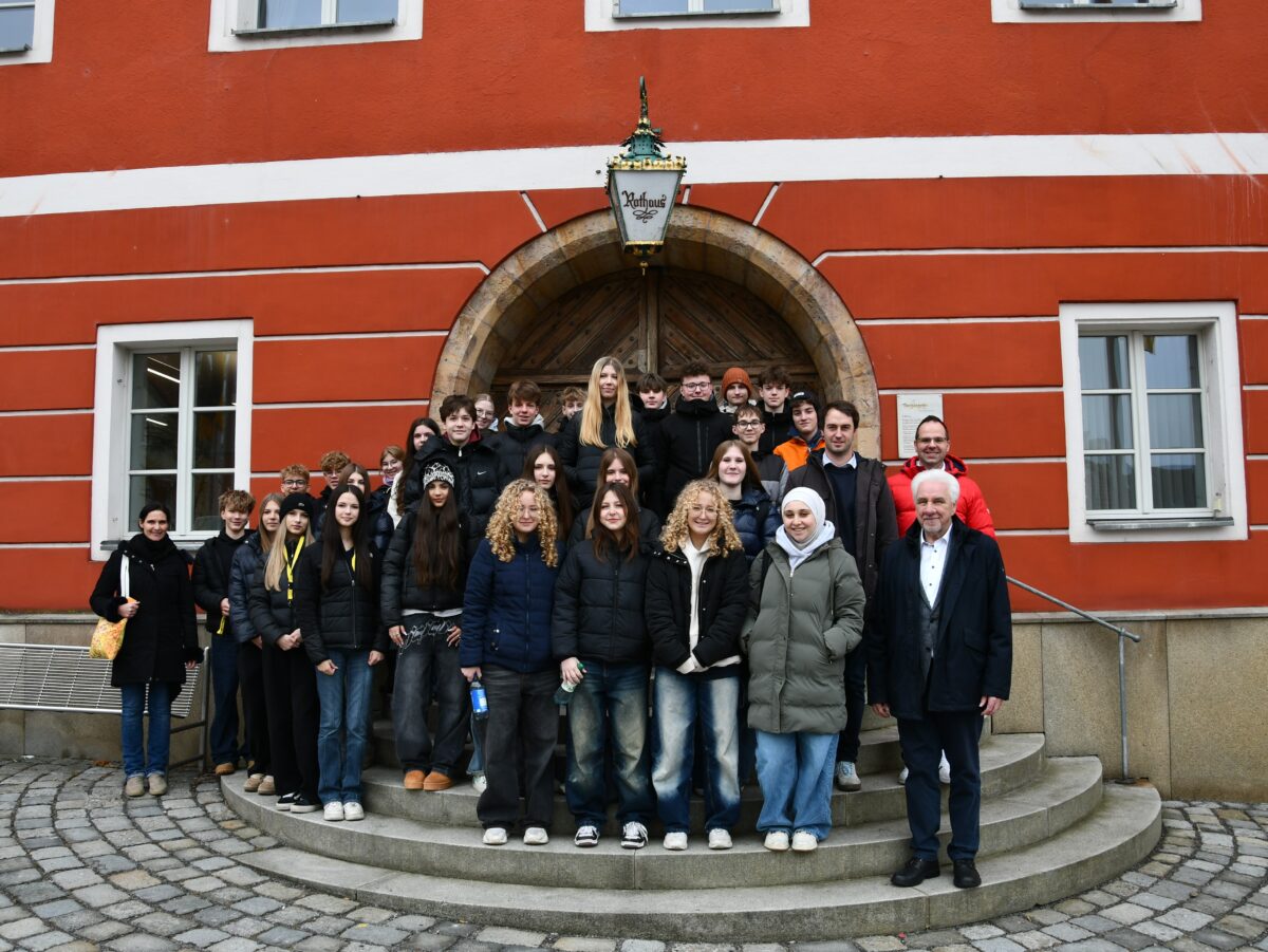 Gymnasiasten erkunden Rathaus und Stadtverwaltung in Burglengenfeld