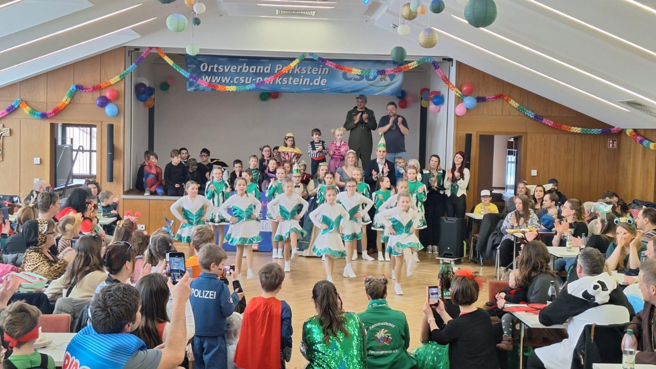 Kinderfasching begeistert Parkstein mit Tanz, Musik und Bonbons