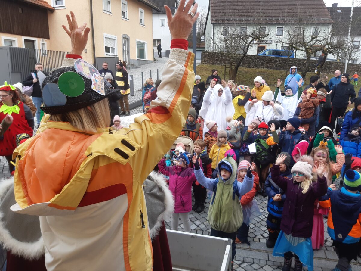Kinderhaus St. Pankratius feiert Faschingszug in Parkstein