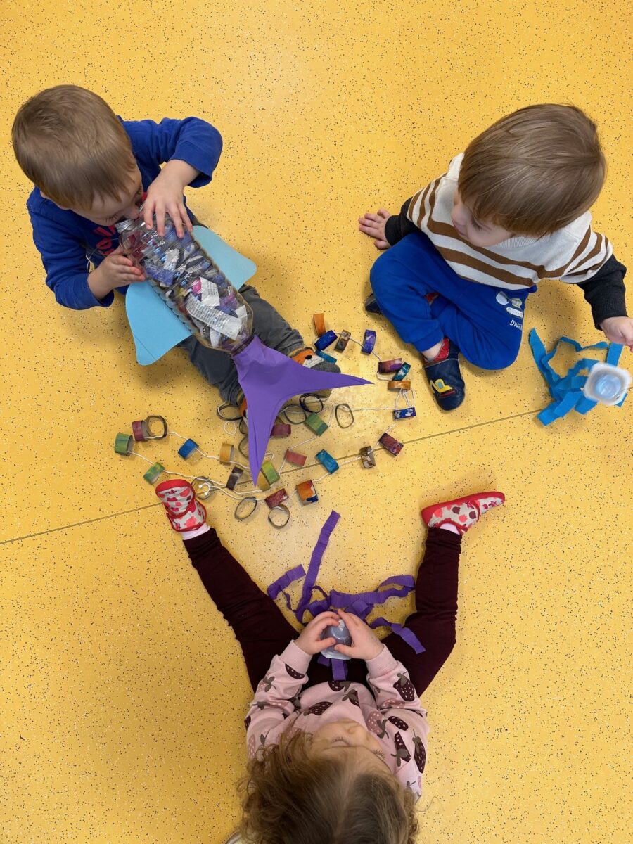 Krippenkinder basteln nachhaltige Faschingsdeko in Pirk