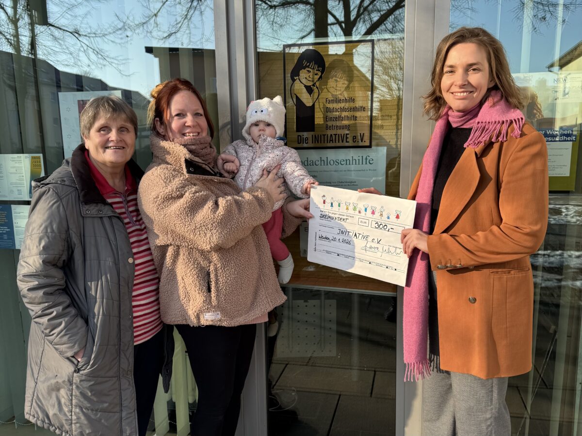 Laura Weber spendet 300 Euro für Initiative in Weiden