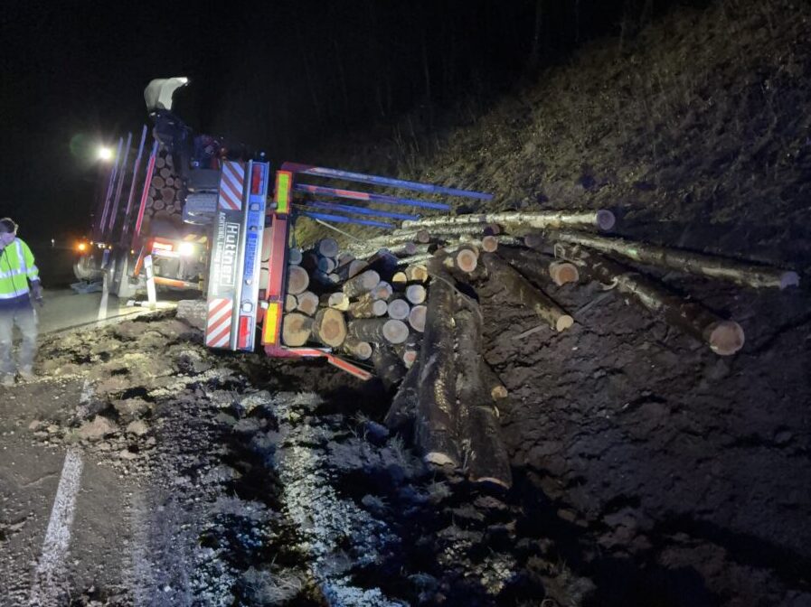 Lkw-Anhänger mit Holzstämmen kippt auf B14 zwischen Hahnbach und Gebenbach
