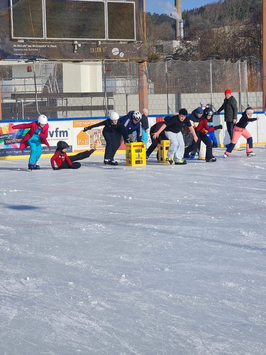 Ministranten aus Eschenbach und Kirchenthumbach auf dem Eis in Pegnitz