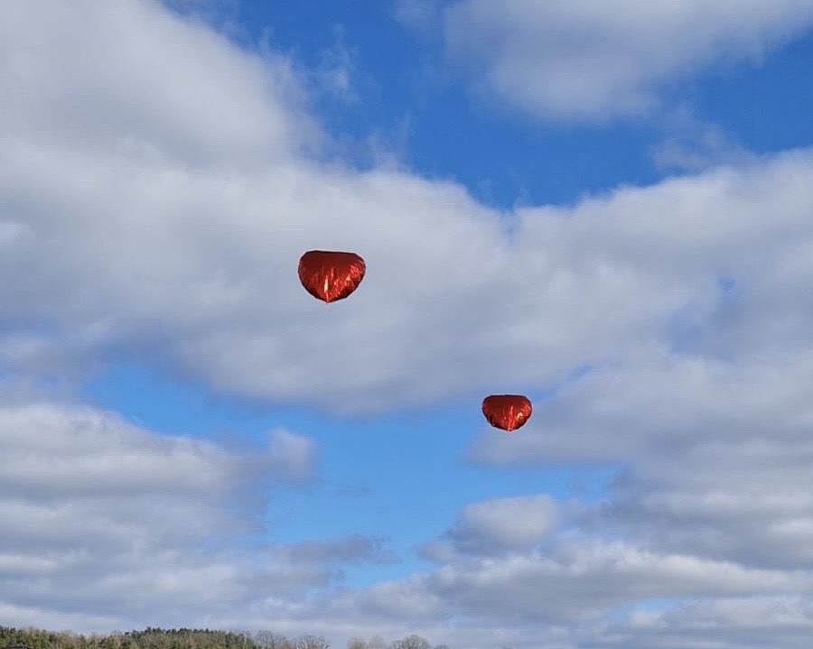 Mit 16 Herzluftballons setzt SPD ein Zeichen in Pressath