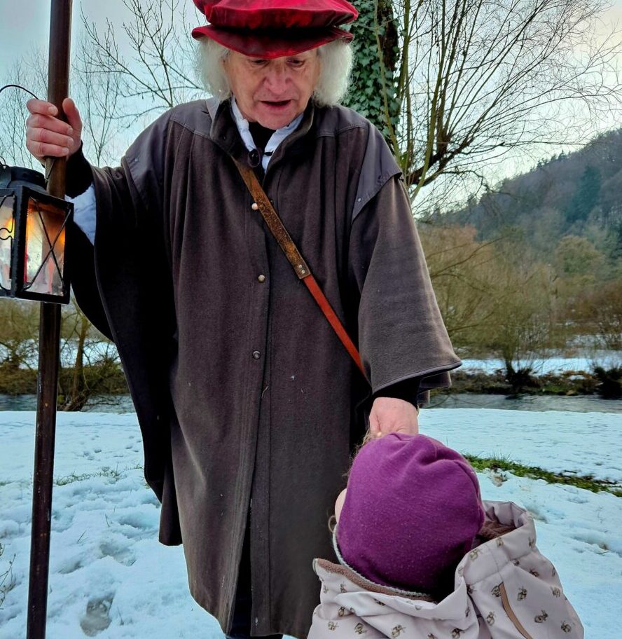 Nachtwächter führt Krippenkinder durch Kallmünz
