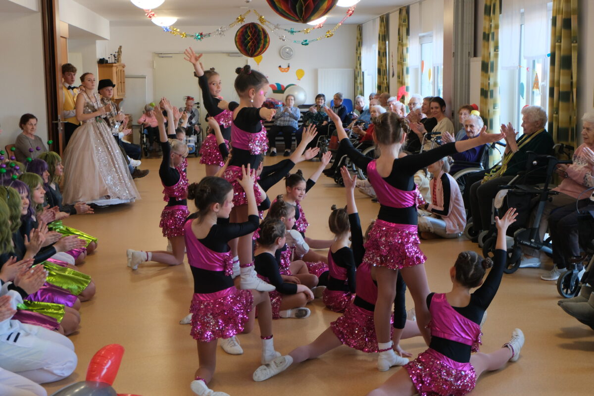 Neustadts Prinzenpaar begeistert Seniorenheim in Floß