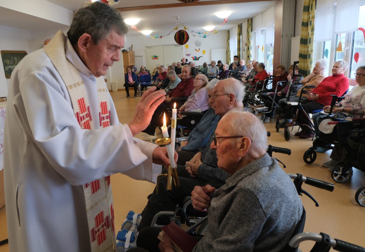 Pfarrer Früchtl spendet Blasiussegen im Seniorenheim in Floß