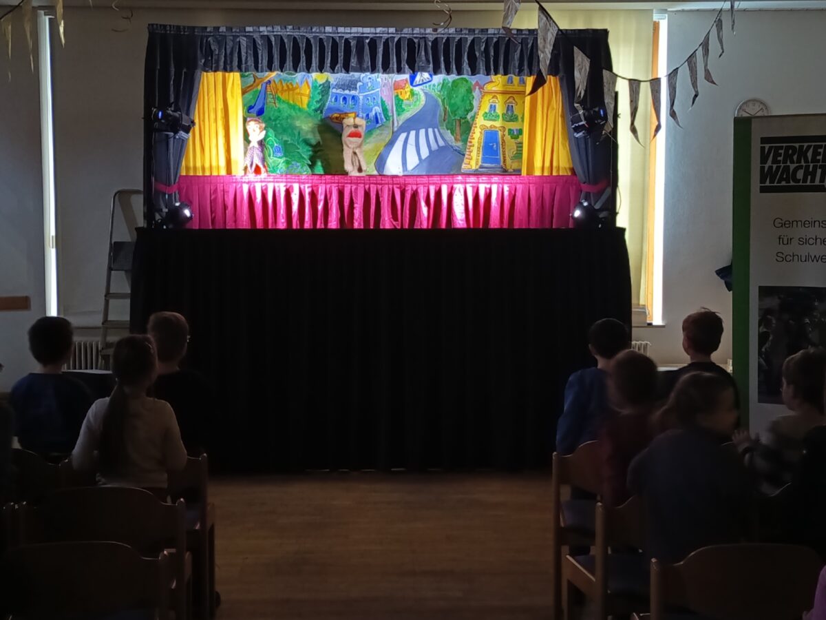 Polizeipuppenbühne begeistert 200 Vorschulkinder in Neunburg vorm Wald