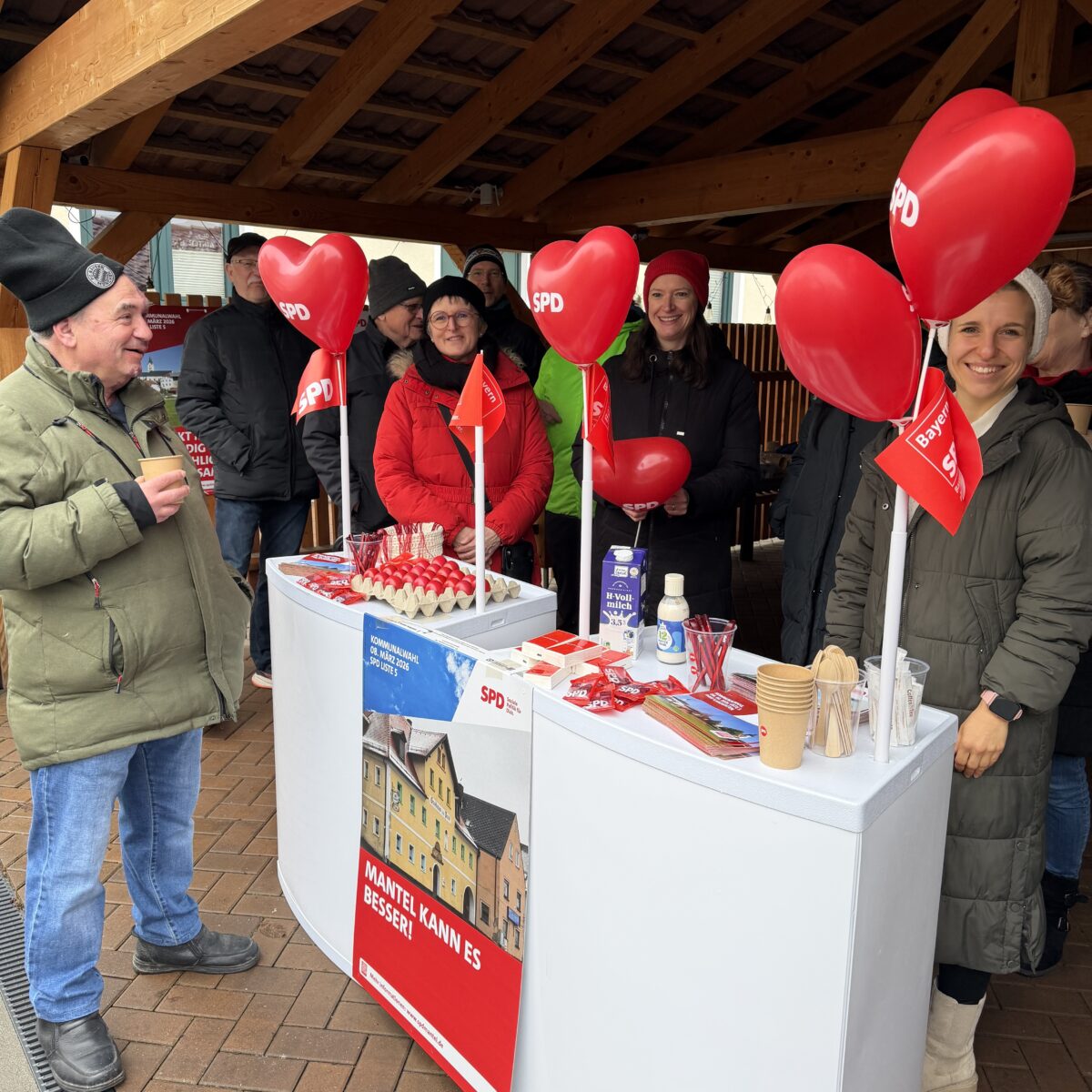 SPD-Infostand in Mantel im Gespräch mit Bürgern