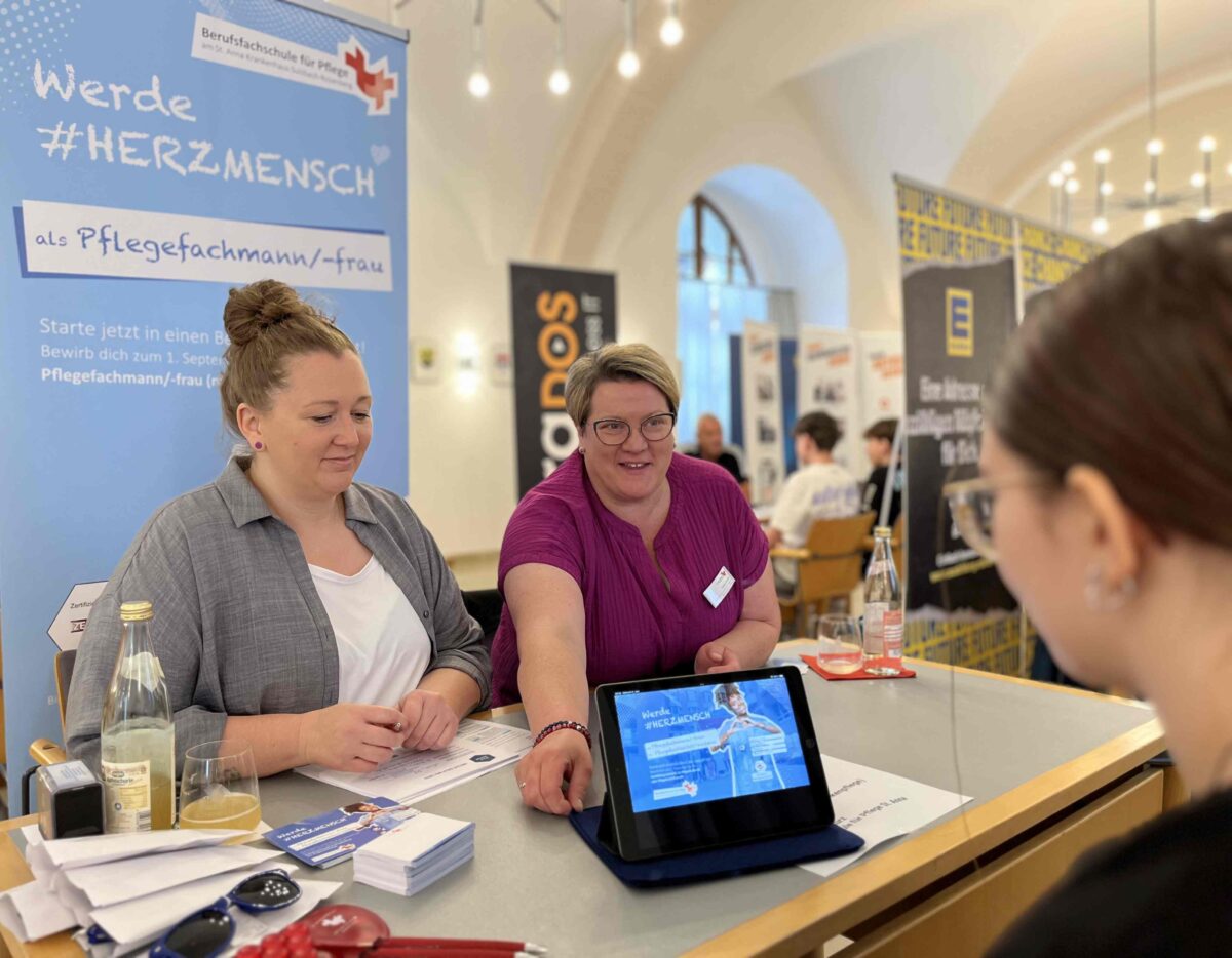 Speed-Dating vernetzt Schüler und Betriebe im Landratsamt Amberg-Sulzbach