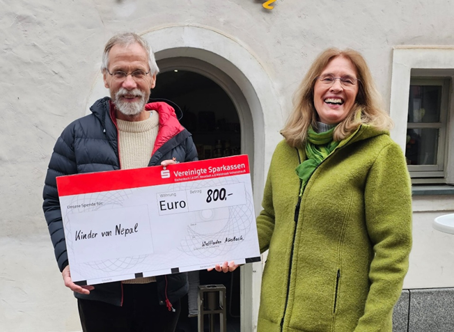 Geschenke, die von Herzen kommen, Spendenaktion zugunsten der Schulpatenschaften vom Verein Kinder von Nepal am im Weltladen
