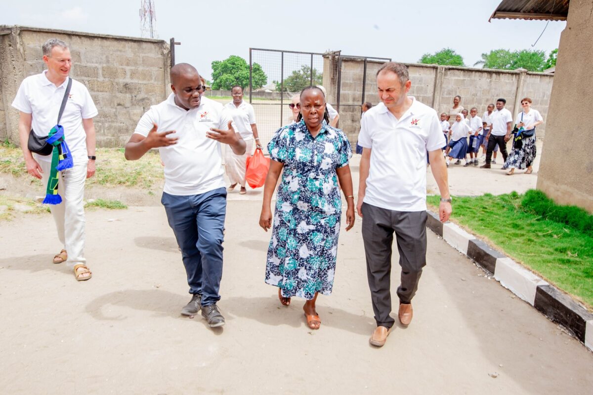 Stiftung aus Eslarn gibt Massai-Mädchen in Tansania Stipendien