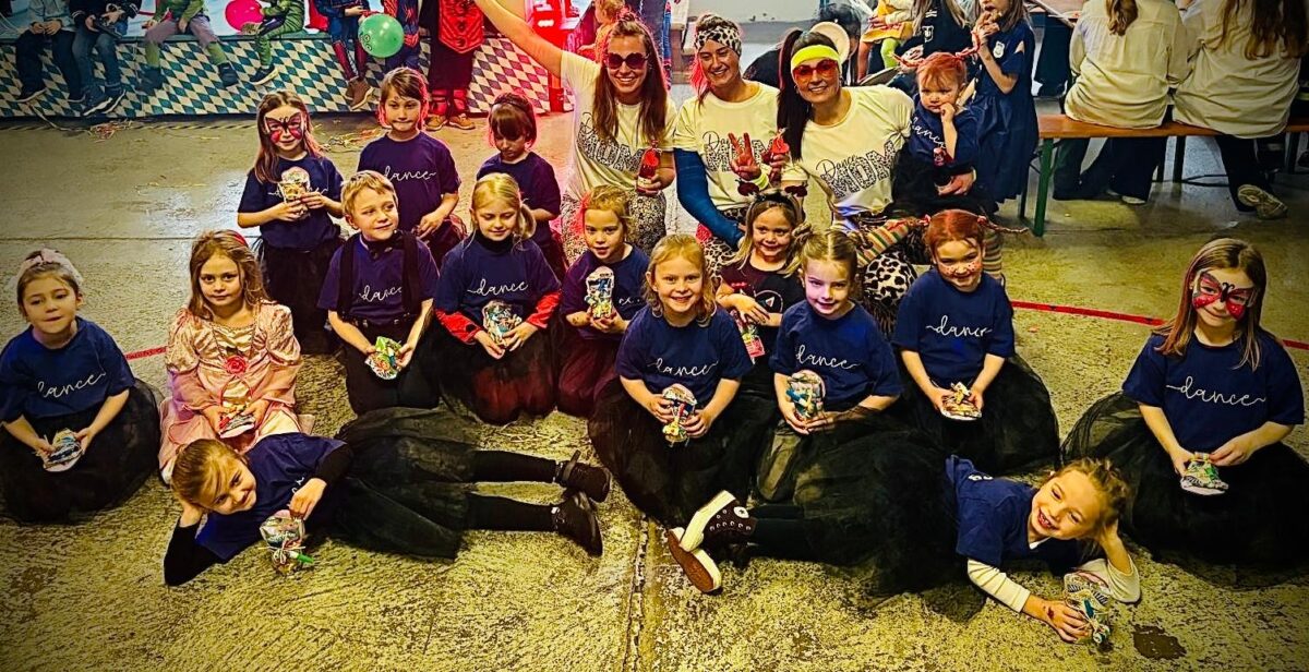 Tanz-Bambinis verzaubern in Floß mit Drumsticks