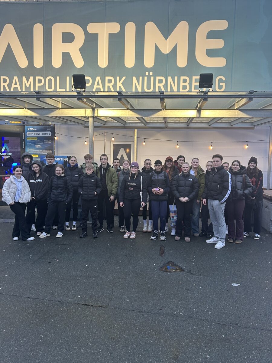 Trampolinhalle in Nürnberg begeistert 25 Jugendliche aus Etzenricht