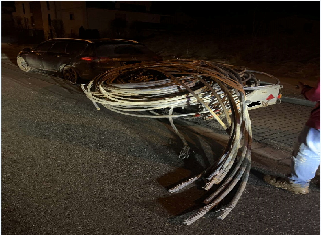 Überladener Anhänger mit Diebesgut verursacht Schäden in Weiden