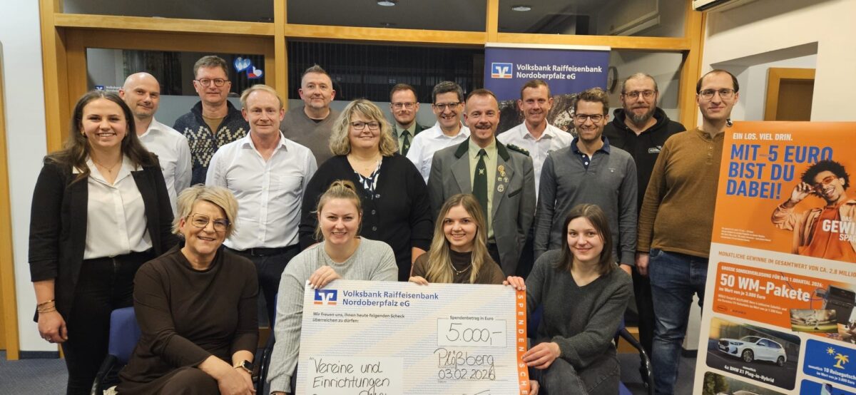 Volksbank Raiffeisenbank unterstützt Vereine in Plößberg mit 5.000 Euro