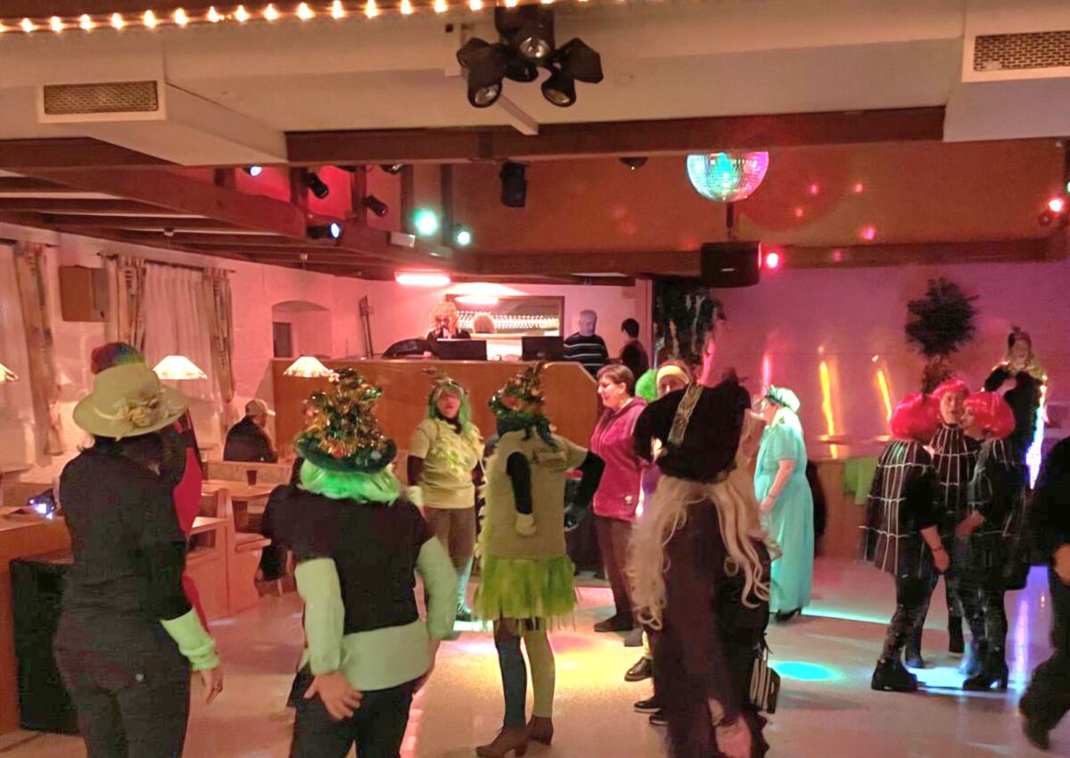 Weiberfasching beim „Kuch“ – Wenn selbst das Spinnennetz wackelt