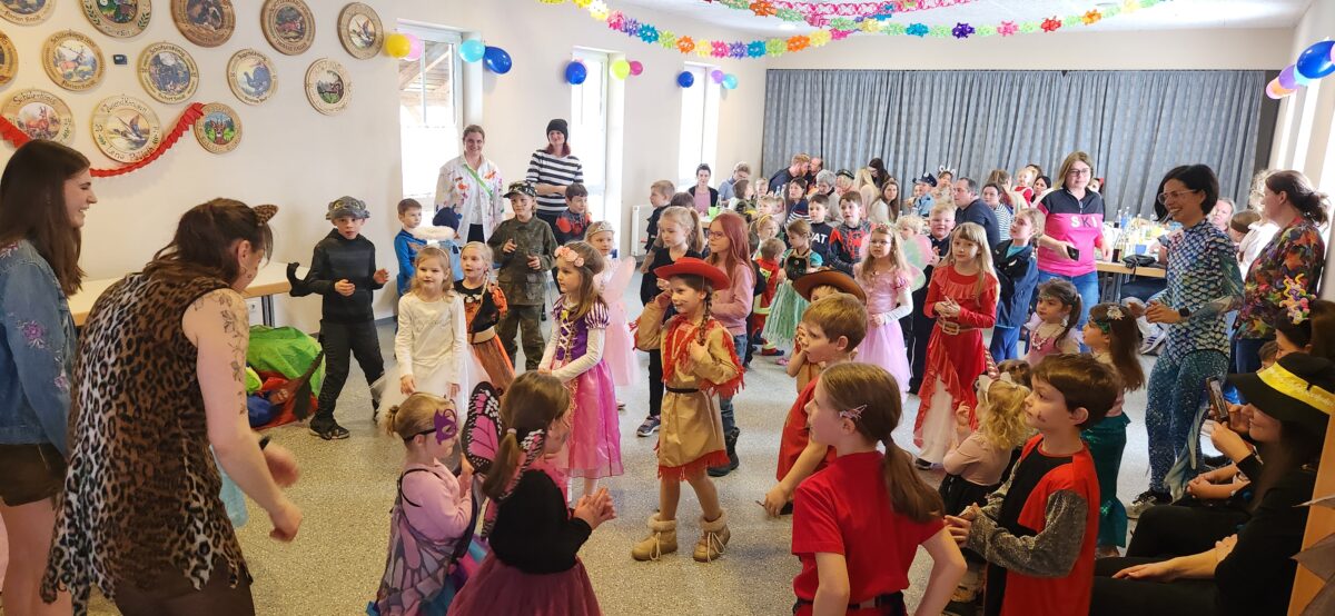 Zauberer begeistert beim Kinderfasching in Trippach