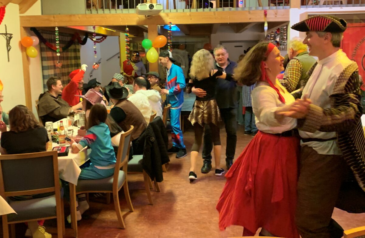 Nimmermüde Tanzbeine beim Albersriether Dorffasching