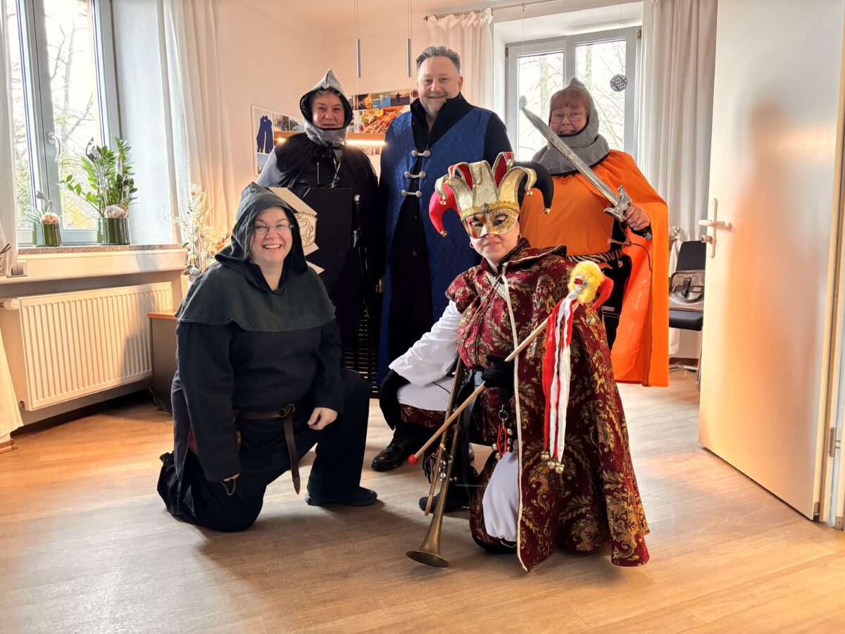 Närrisches Ritterturnier begeistert beim Rathaussturm in Teublitz