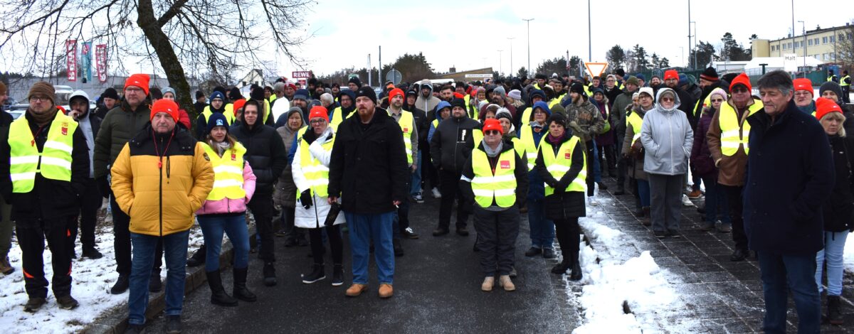 Warnstreik in Grafenwöhr: "Wir sind laut, wenn es um  Kohle klotzen geht"