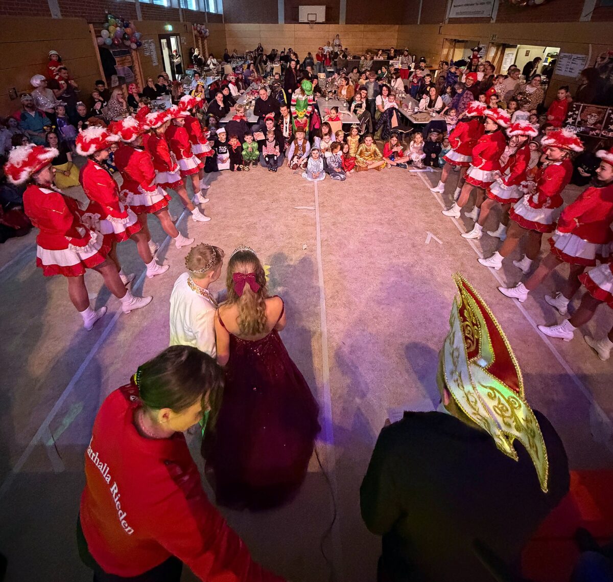 Volle Halle beim Kinderfasching in Rieden