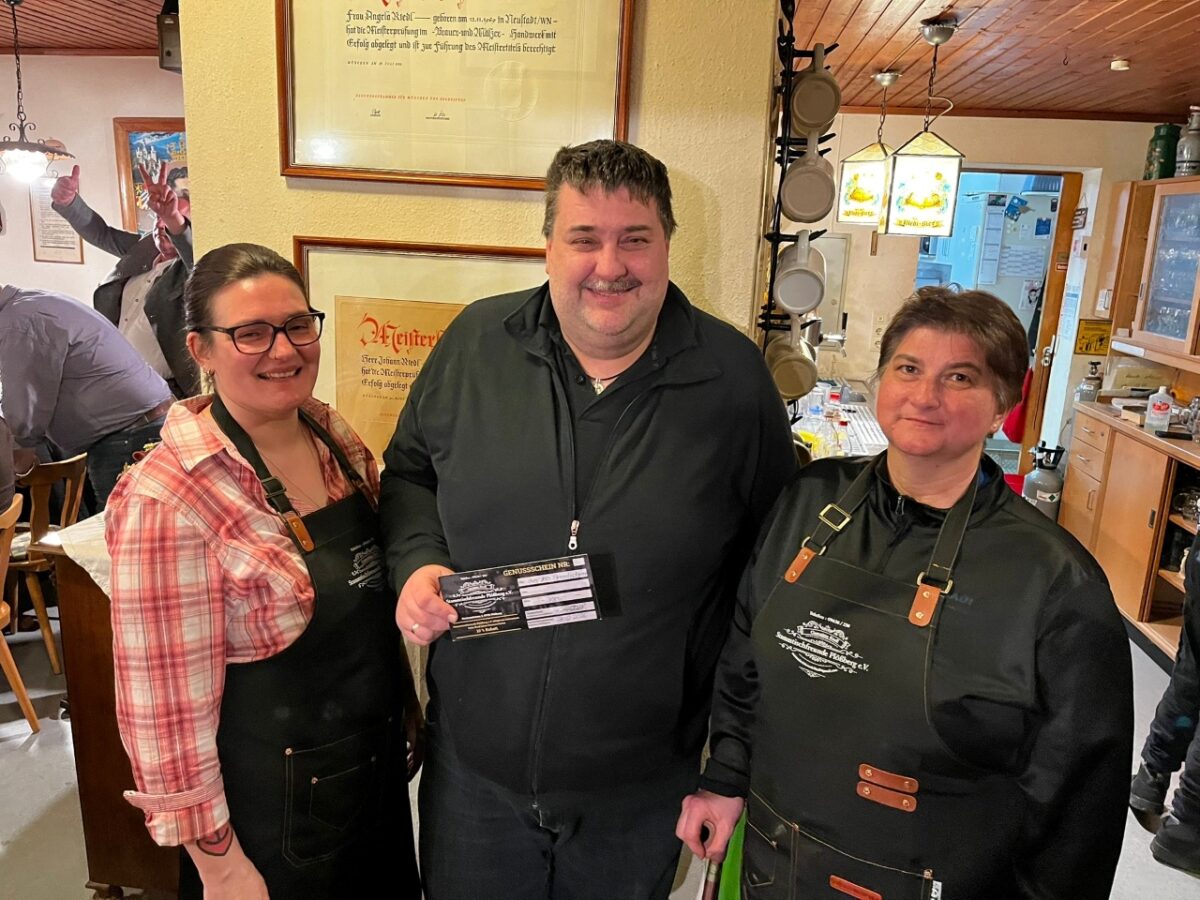 Stammtischfreunde Plößberg ehren 100. Mitglied