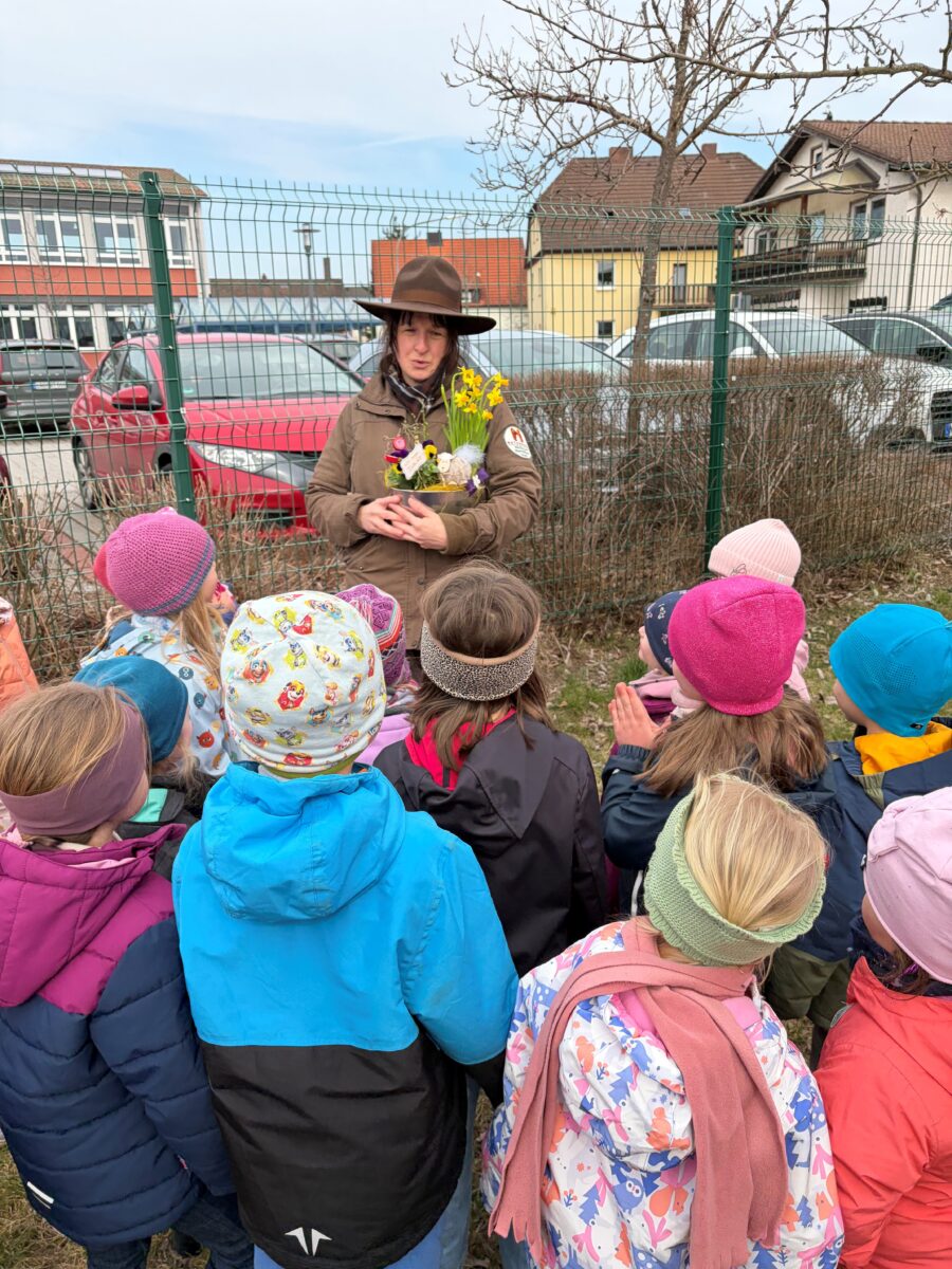 Naturpark-Rangerin begeistert Kinder in BRK-Kita Weiherhammer