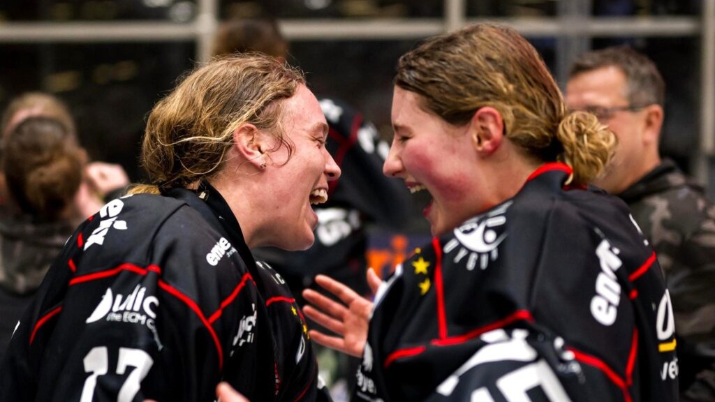 Chiara Schultes jubelt mit dem ECDC Memmingen über den siebten Meistertitel