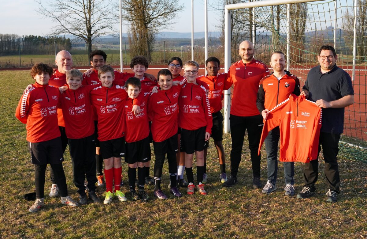Starker Teamgeist, starker Auftritt – Neue Aufwärmshirts für die U13 des SC Eschenbach