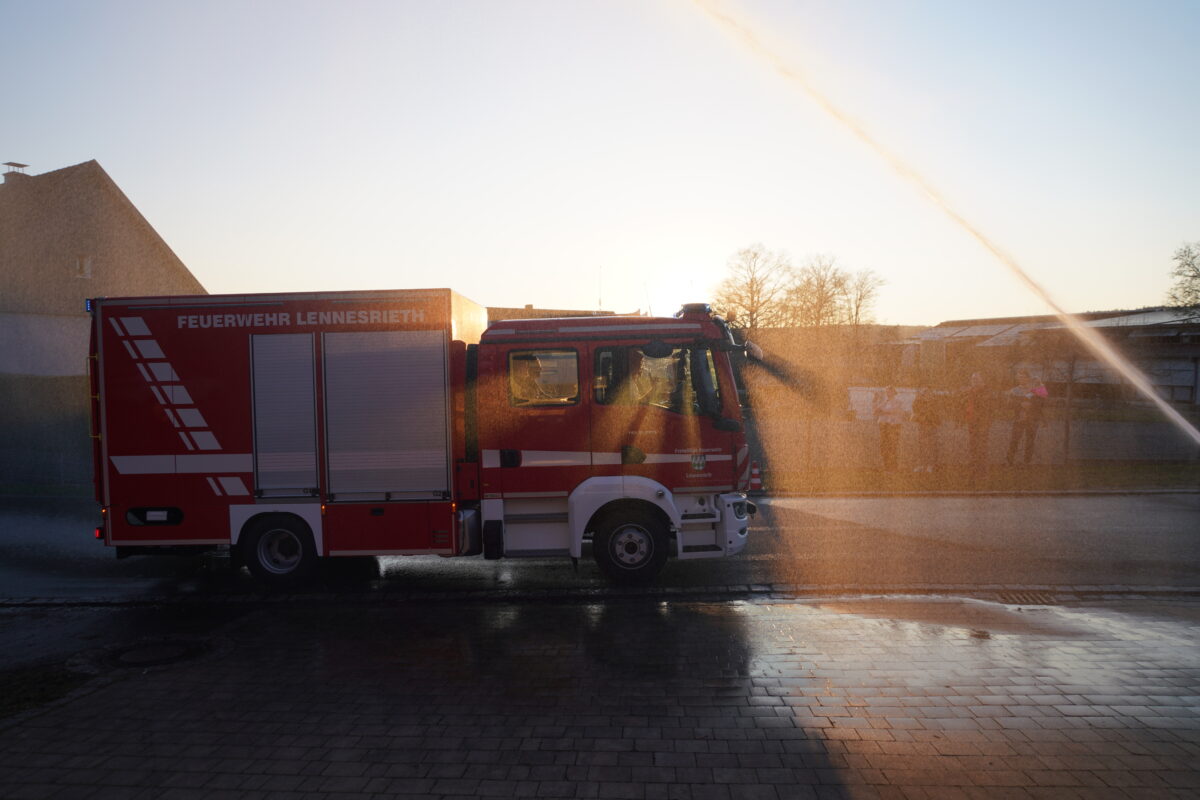 Würdiger Empfang für das neue TSF-L der Feuerwehr Lennesrieth in Albersrieth