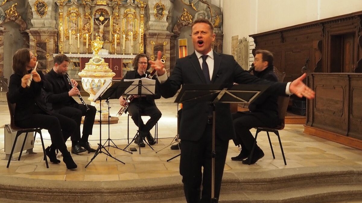 Gut besuchter Künstlerabend mit Roman Knizka in Weiden - So kam Hitler an die Macht