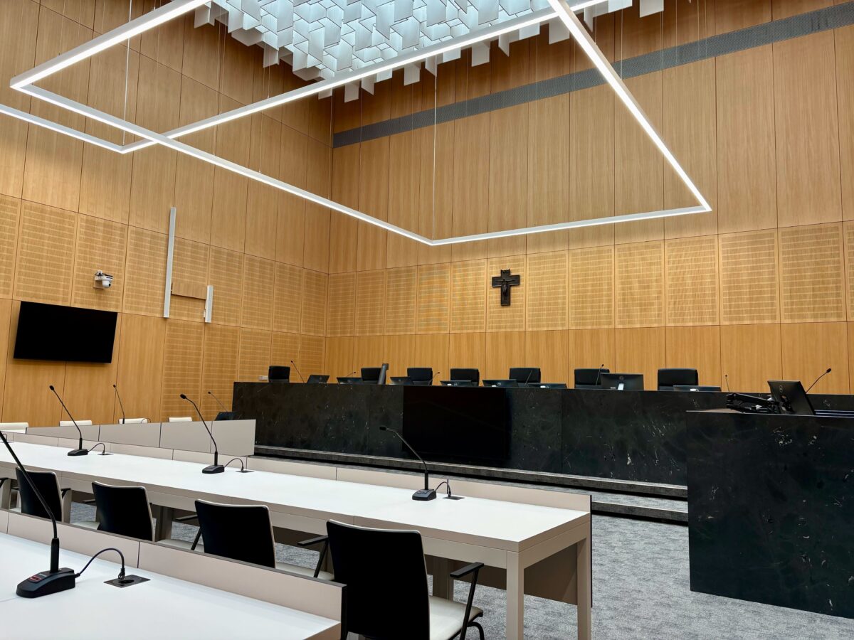 Tradition trifft Technik: Schwurgerichtssaal in Weiden wird zum Hightech-Gericht