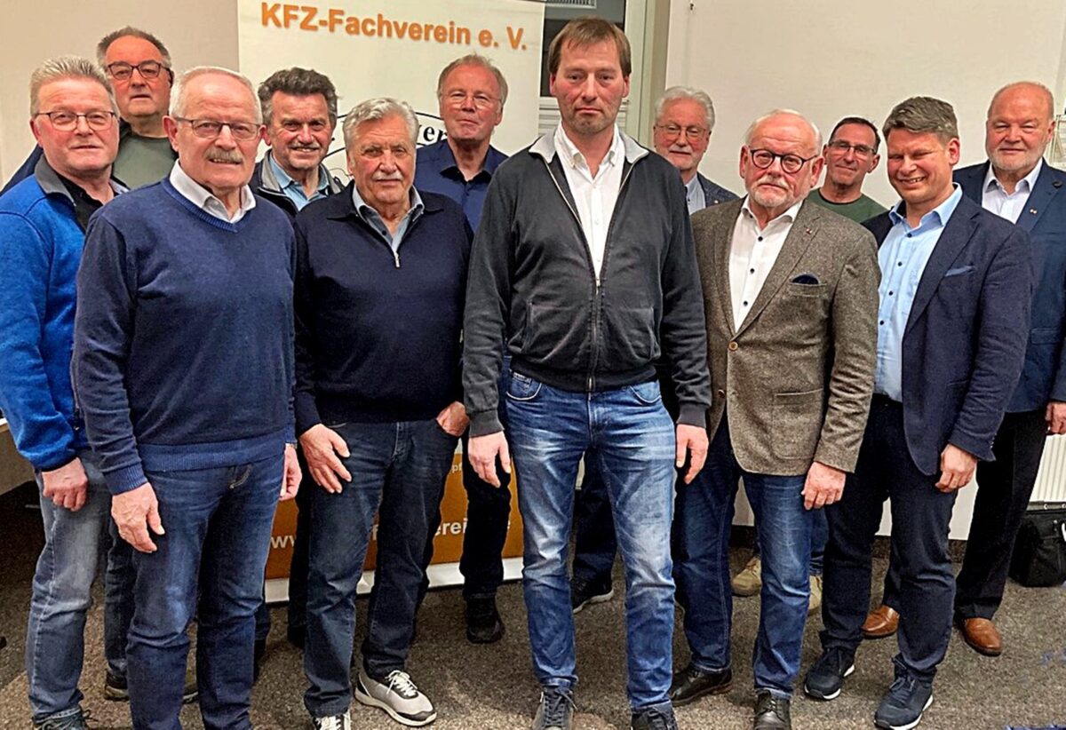 Neu gewählt hat der KFZ-Fachverein seine Vorstandschaft. Mike Robak aus Weiherhammer steht in der Mitte. Foto: Reinhard Kreuzer
