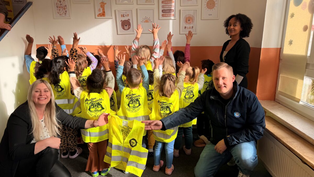 TÜV SÜD spendet 45 Warnwesten an Kindergarten Sonnenland Weiden