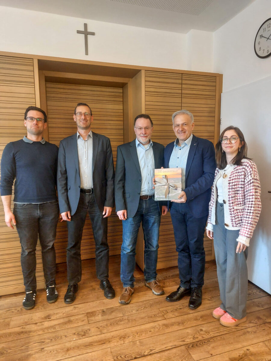 Amtsgerichtsdirektor Markus Fillinger verabschiedet sich bei Landrat Roland Grillmeier 