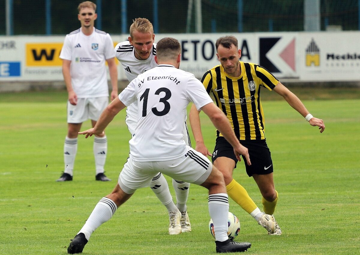 Vornbachs Spielmacher Thomas Schopf bereitete den wichitgen ersten Treffer der Schwarz-Gelben gegen den SV Etzenricht vor vor IMG_8625 - Kopie.JPG
