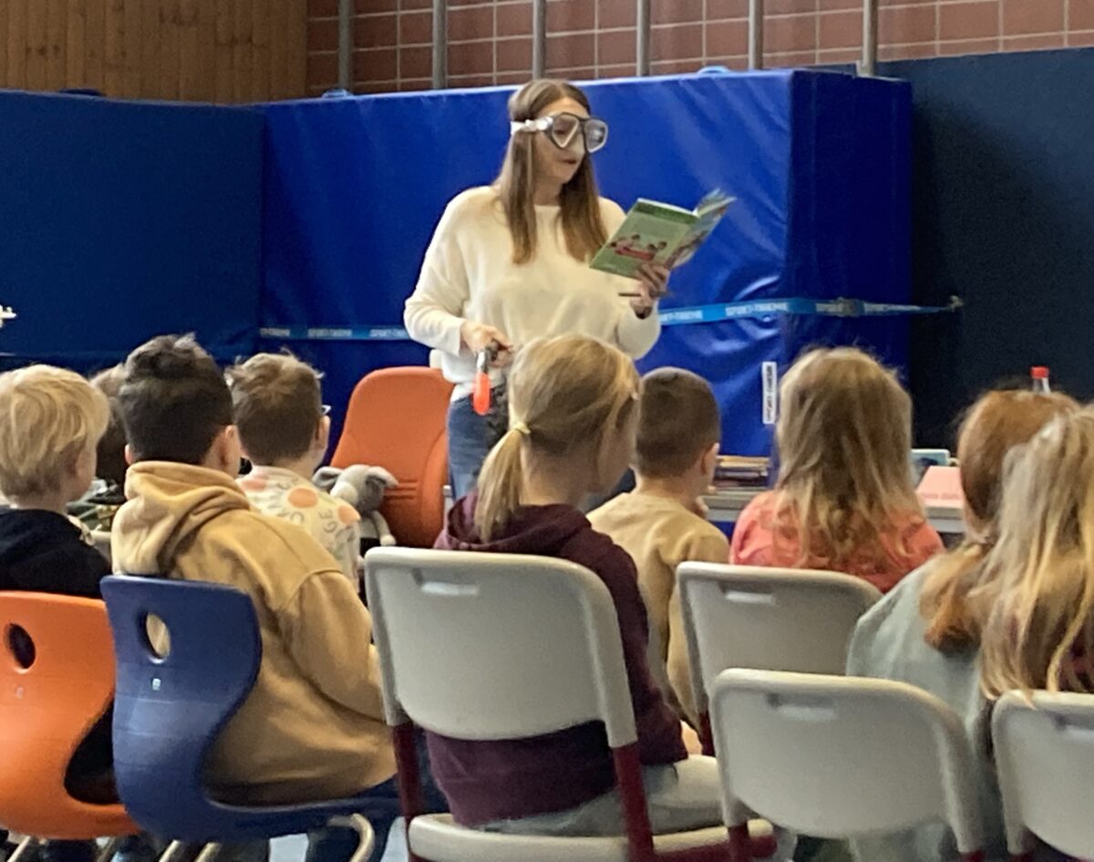 Autorin Petra Bartoli y Eckert begeistert Grundschule Etzenricht