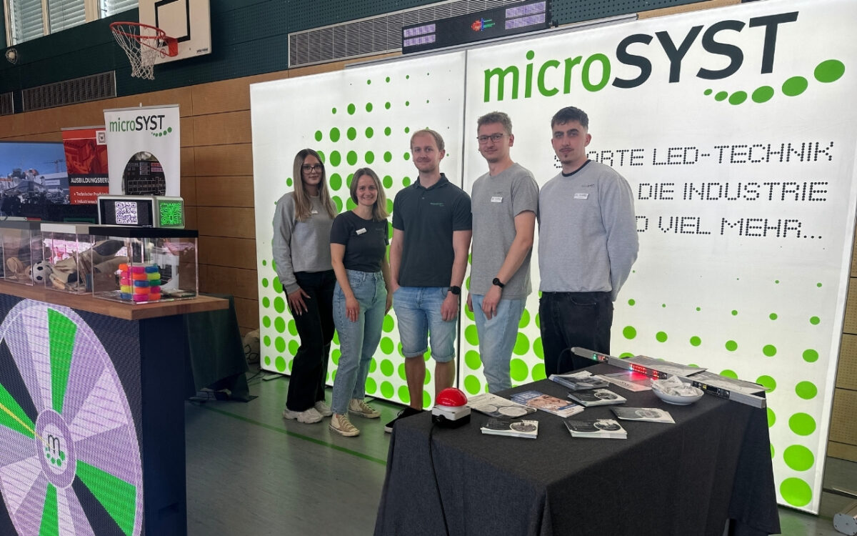 Azubis von microSYST bauen Glücksrad bei Ausbildungsmesse in Waldsassen