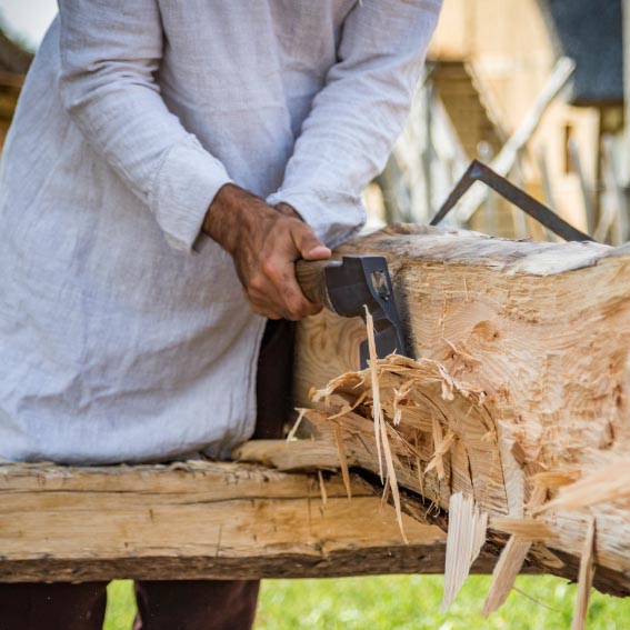 Handwerkskurs „Balken behauen“