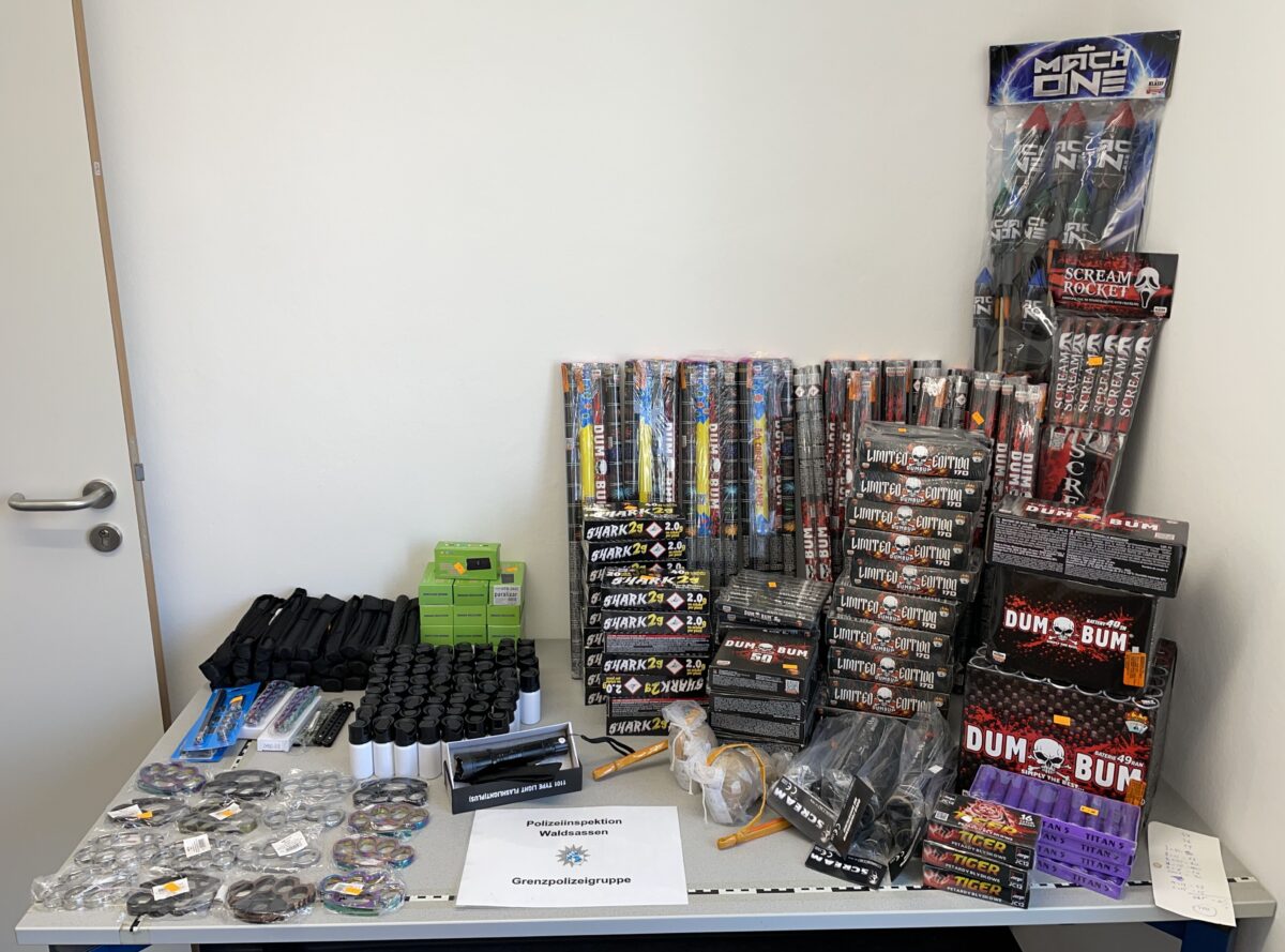 Duo schmuggelt Waffen und über 600 illegale Böller in Waldsassen