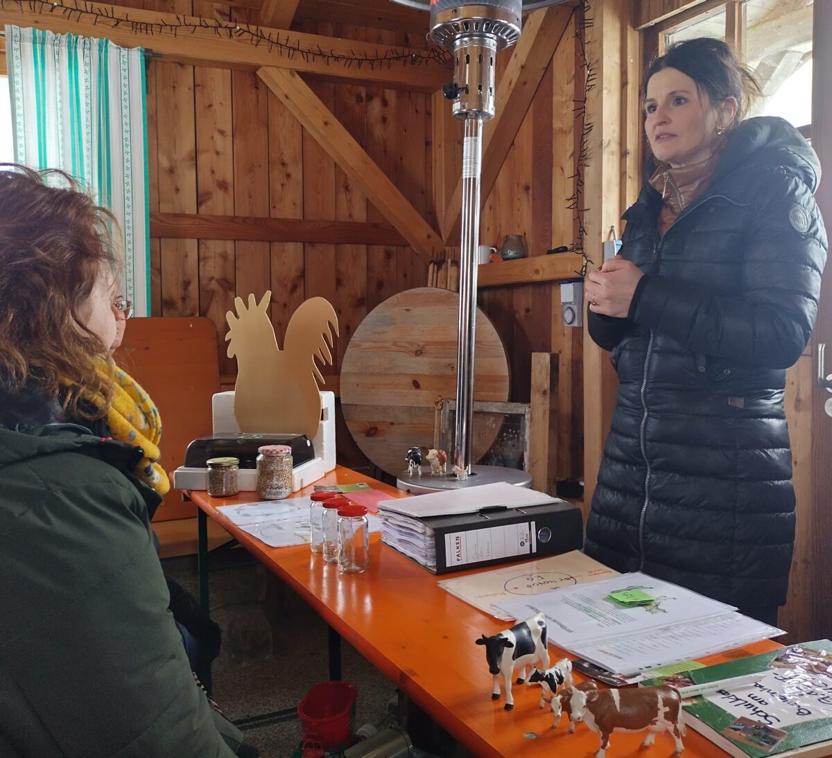 Fr. Christine Kick, Erlebnisbäuerin, in Ihrem Gartenhausklassenzimmer.jpg