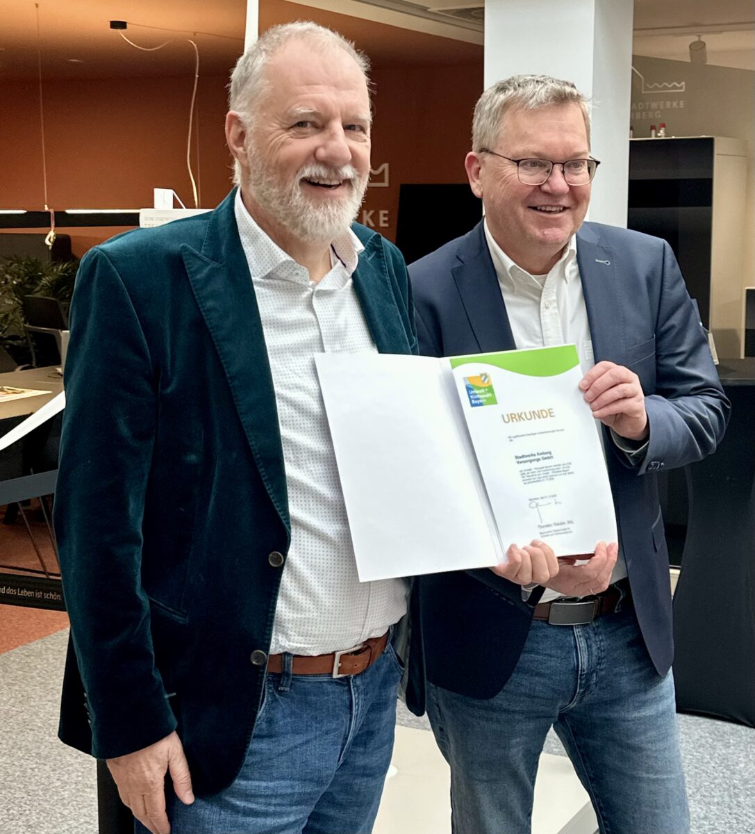 Stadtwerke Amberg richtig unterwegs_Urkunde vom Umweltminister überreicht.jpeg