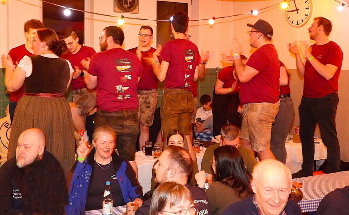 Feuerwehrhaus wird zum Tollhaus beim Starkbierfest in Vohenstrauß