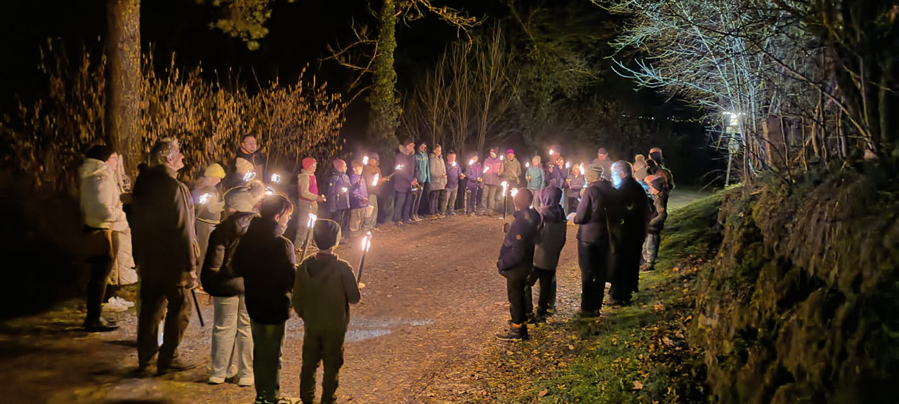 Firmlinge begehen nächtlichen Fackelkreuzweg in Leuchtenberg