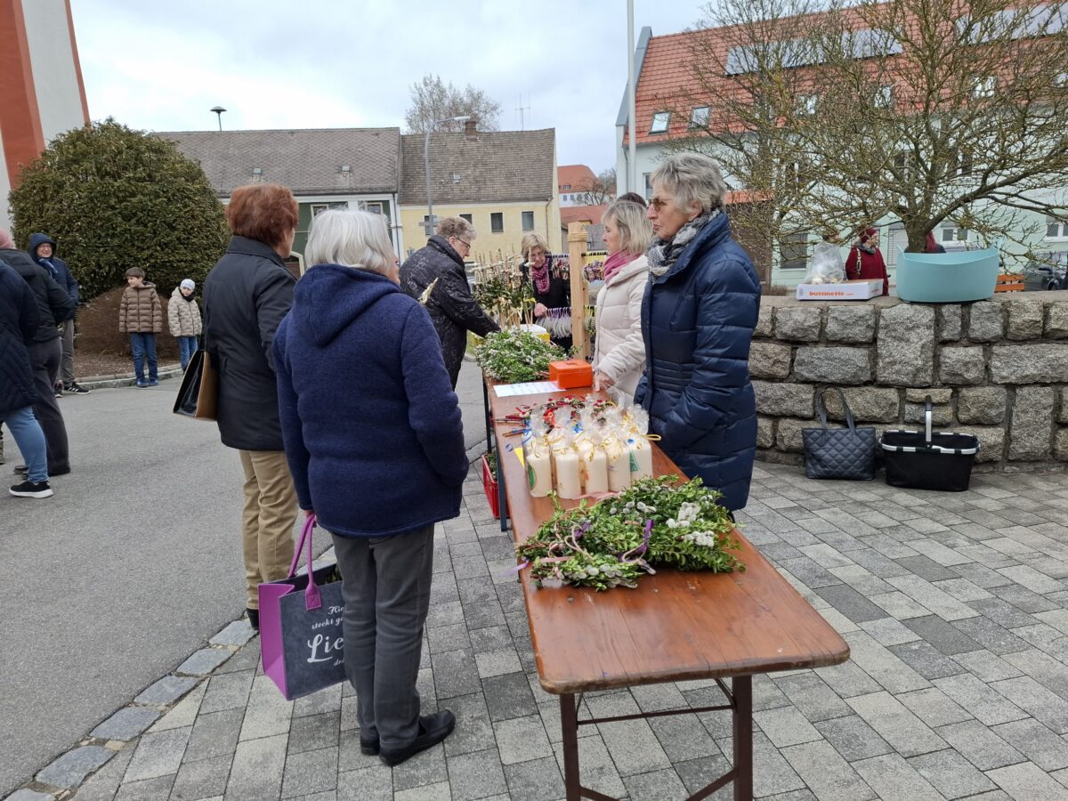 Frauenbund bastelt 300 Palmprodukte in Eslarn